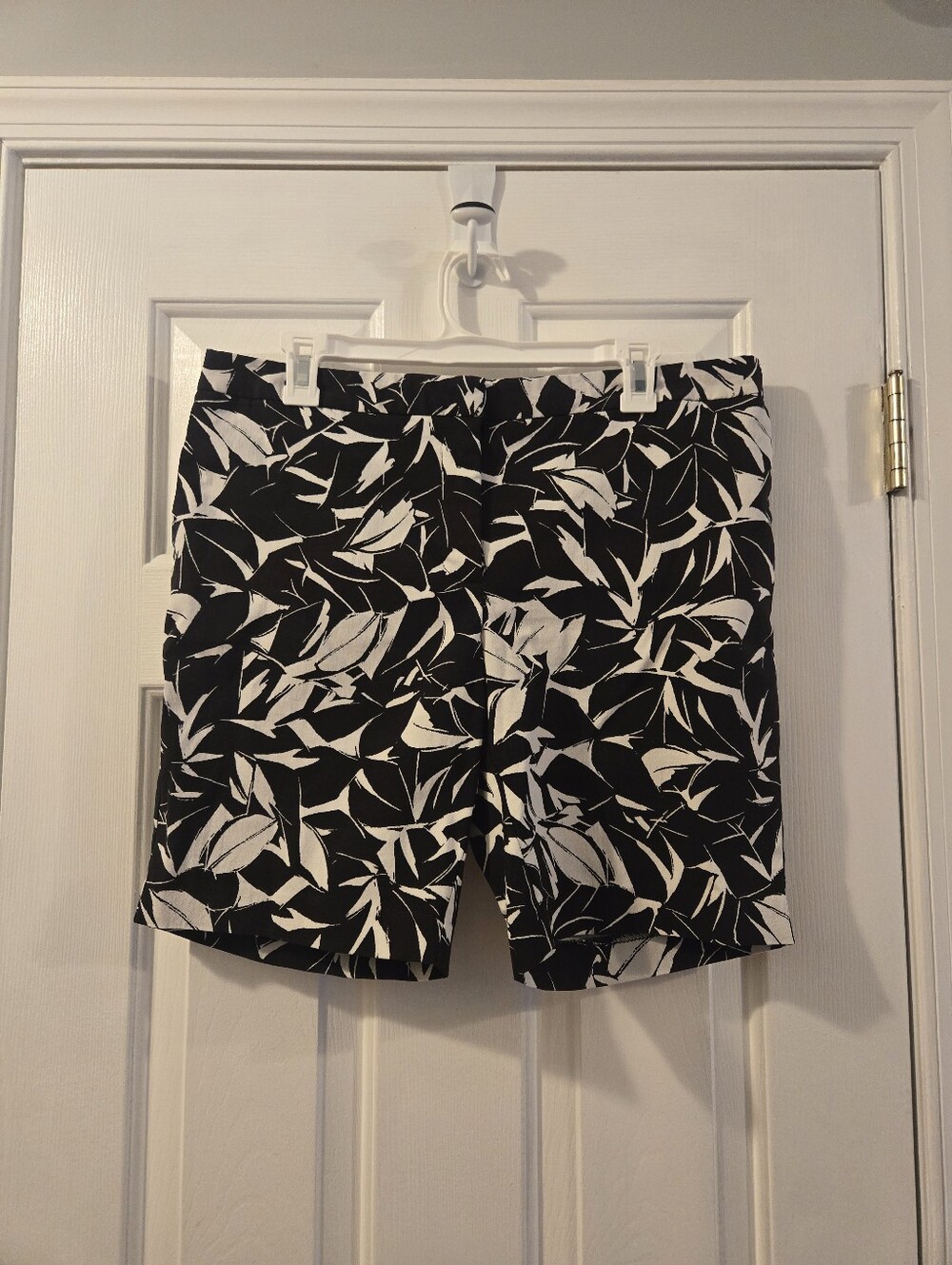 Women's Black & White Leaf-Print Flat Front Shorts Size 12 Mario Serrani